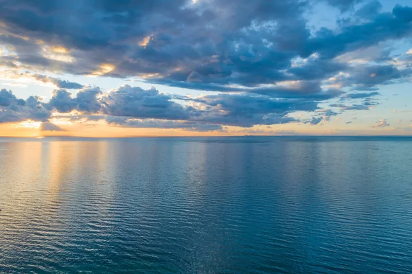 Perhatikan Tetapi Awan Atas Air Saat Matahari Terbenam Pandangan Udara — Stok Foto