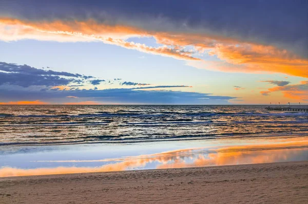 Vacker Solnedgång Som Reflekteras Lågvattenpölar Vid Tom Havsstrand — Stockfoto