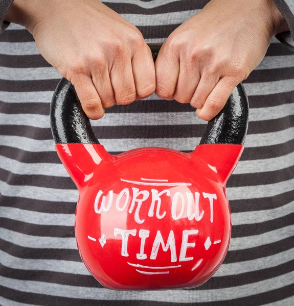 Kvinnliga Händer Håller Röd Kettlebell Med Träning Tid Bokstäver Närbild — Stockfoto