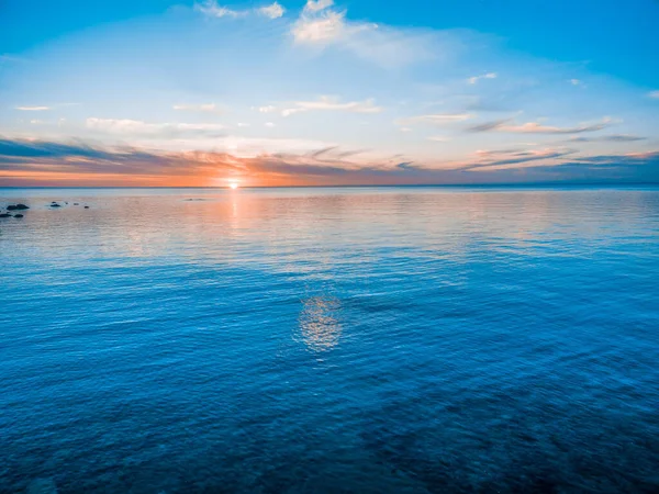 Matahari Menyentuh Air Yang Tenang Matahari Terbenam Tepi Laut — Stok Foto