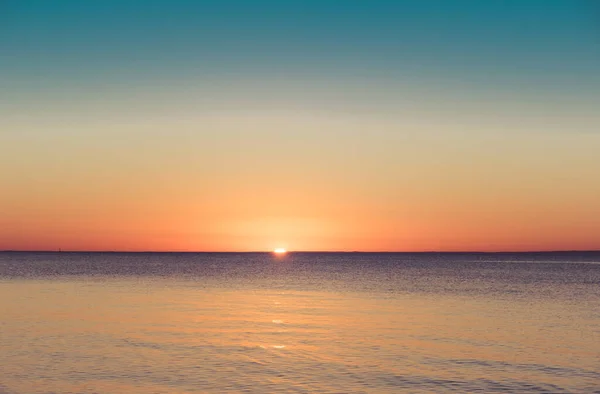 Turuncu Güneş Ufukta Kayboluyor Güneş Gökyüzü Sakin Okyanus Sularından Başka — Stok fotoğraf