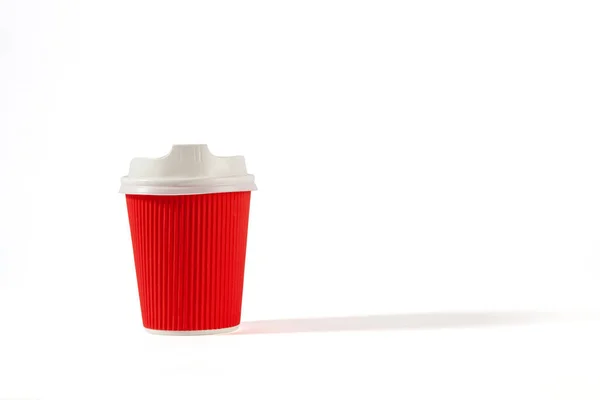 红色即弃咖啡杯 瓶盖隔离在白色底座上 有复制空间 — 图库照片