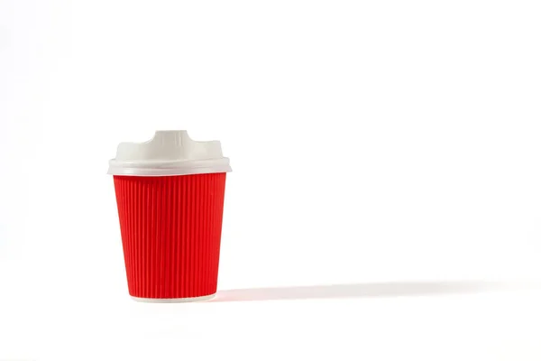 Tasse Café Jetable Rouge Avec Couvercle Isolé Sur Fond Blanc — Photo