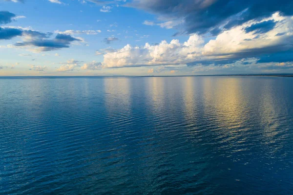 Gün Batımında Suyun Üzerindeki Bulutlar Hava Manzarası — Stok fotoğraf