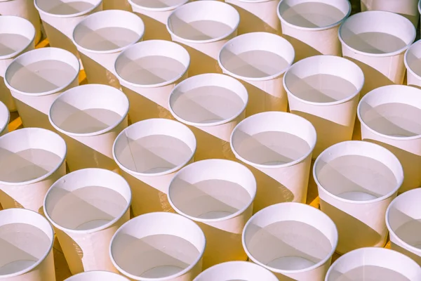Vízzel Töltött Eldobható Poharak Soraiból Készült Minta — Stock Fotó