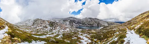 Hermoso Panorama Lago Azul Montañas Cubiertas Nieve Parque Nacional Kosciuszko — Foto de Stock