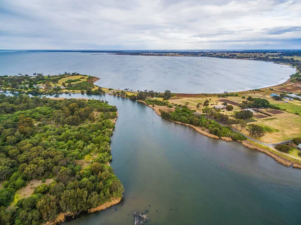 Gippsland Gölleri Reserve, Victoria, Avustralya 'daki Jones Körfezi' nin havadan görüntüsü. Tipik Avustralya manzarası