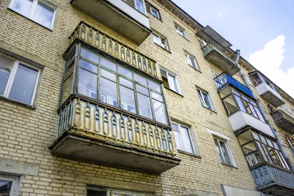 Old Soviet Gaya Bangunan Bata Dengan Balkon Membusuk — Stok Foto