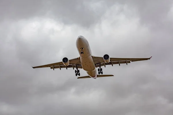 オーストラリア メルボルン 2017年1月2日 空が低く着陸準備中の旅客機 — ストック写真