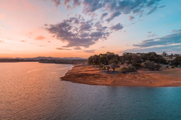Hume Gölü kıyılarının havadan görünüşü Alacakaranlık zamanının güzel turuncu parıltısında