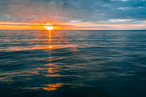 ดวงอาท ตกท องแสงน อยท เหน าทะเลท สงบ — ภาพถ่ายสต็อก