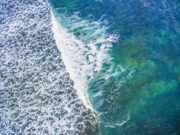 Pohled Dolů Surfaře Bílých Vlnách Oceánu Letecký Pohled — Stock fotografie