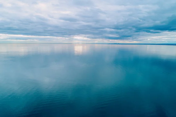 Minimalis Tanjung Udara Langit Mendung Atas Permukaan Air Yang Tenang — Stok Foto