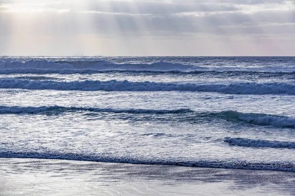 Minimalist Θαλασσογραφία Ακτίνες Που Φωτίζουν Κύματα Του Ωκεανού — Φωτογραφία Αρχείου