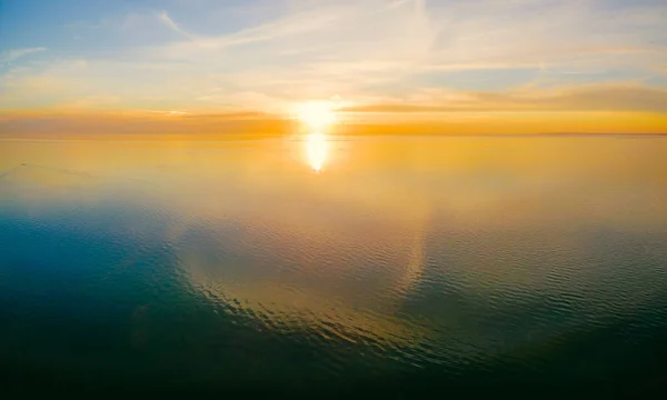 Vista Panorâmica Aérea Pôr Sol Sobre Água Calma Com Reflexos — Fotografia de Stock