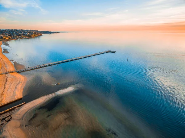 Bryggan Sträcker Sig Lugnt Havsvatten Vid Solnedgången Flygvy — Stockfoto