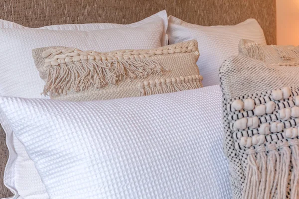 卧房特写镜头床上的装饰枕头 — 图库照片