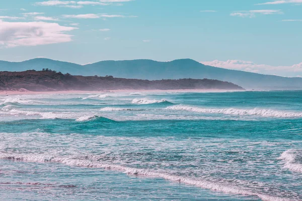 Piękny Krajobraz Fal Oceanicznych Miażdżących Brzegu Mallacoota Coastal Reserve Australii — Zdjęcie stockowe