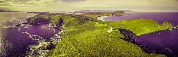 Surreale Luftlandschaft Aus Ozean Land Und Leuchtturm Leuchtenden Grünen Und — Stockfoto