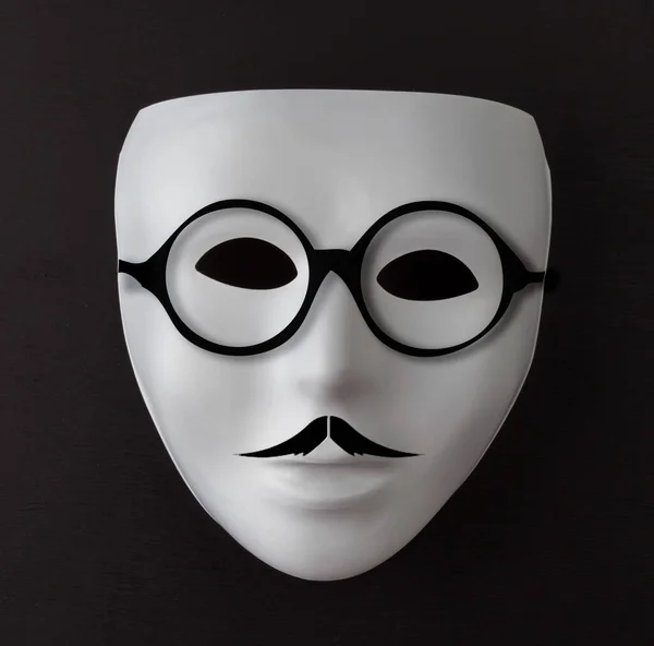 Weiße Maske Auf Schwarzem Hintergrund Mit Professorenbrille Und Schnurrbart — Stockfoto