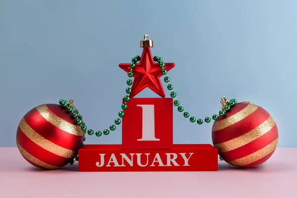1月1日クリスマスの装飾とコピースペースと静物画青の背景 — ストック写真