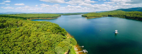 澳大利亚墨尔本美丽的Silvan水库湖泊和森林的空中全景 — 图库照片
