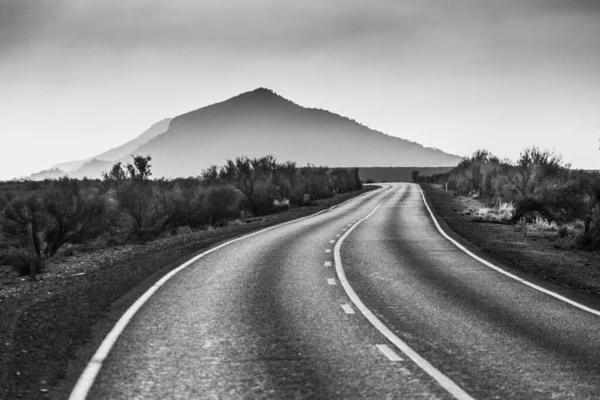 Doble Carretera Rural Que Conduce Hermoso Pico Montaña Blanco Negro — Foto de Stock