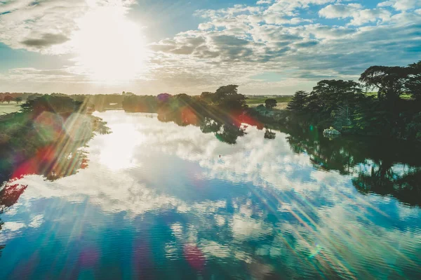 Luftaufnahme Des Sonnenuntergangs Über Dem Fluss Mit Sonneneruption — Stockfoto