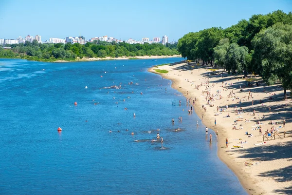 Latem Ludzie Opalają Się Plaży Rzeki Sozh Homel Białoruś — Zdjęcie stockowe