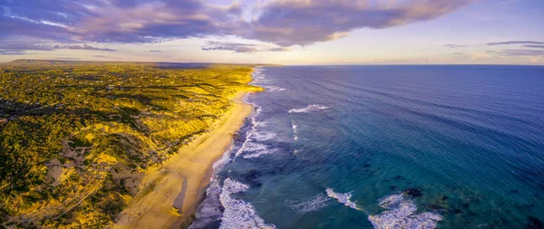 Pemandangan Panorama Udara Dari Pantai Laut Yang Indah Saat Matahari — Stok Foto