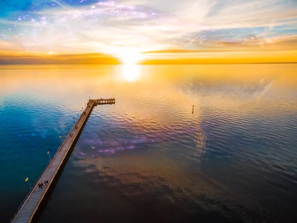 Paysage Fantastique Les Gens Regardent Beau Coucher Soleil Sur Mer — Photo