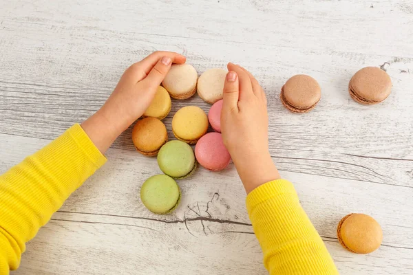 Mãos Menina Brincando Com Macarons Mesa Madeira Rústica Branca — Fotografia de Stock