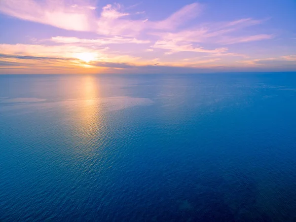 Minimalist Deniz Manzarası Sakin Suyun Üzerinde Gün Batımı — Stok fotoğraf
