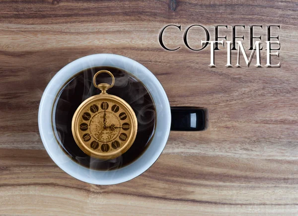 咖啡时间概念 咖啡杯内的老式手表 3点钟在木制桌子上 有复制空间 — 图库照片