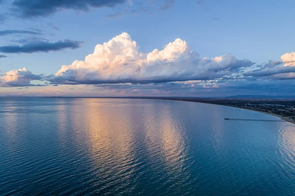 Indah Awan Mencerminkan Port Phillip Bay Garis Pantai Saat Matahari — Stok Foto