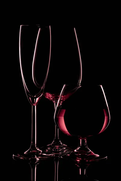 Κρασί Σαμπάνιας Και Ποτήρια Ουίσκι Σκούρο Φόντο — Φωτογραφία Αρχείου