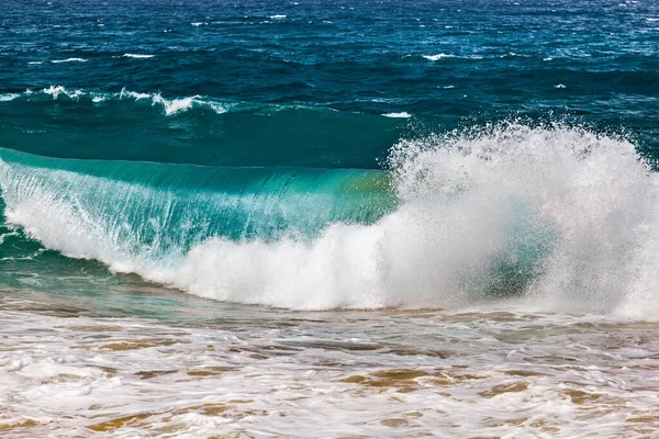 Crushing Turquoise Océan Vague Gros Plan — Photo