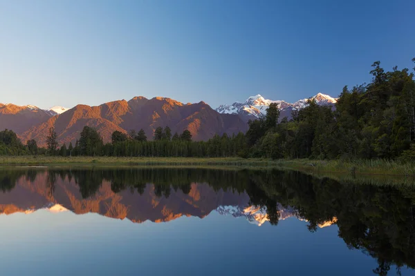 Twin Peaks Refletem Bela Lake Matheson Pôr Sol Southern Alps — Fotografia de Stock