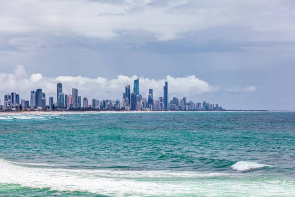 Surfers Paradise Skyline Sobre Las Olas Del Océano Gold Coast — Foto de Stock