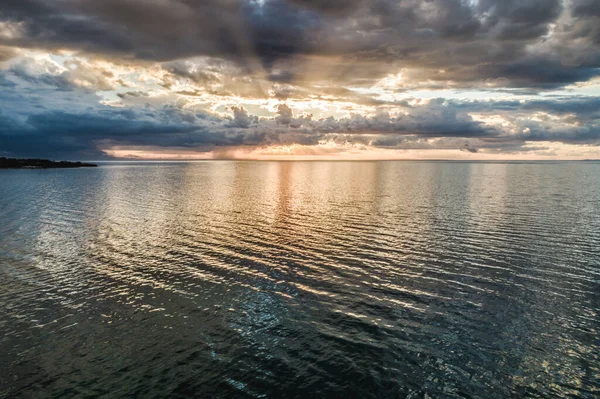 Indah Matahari Terbenam Atas Air Dengan Sinar Matahari Menonjol Melalui — Stok Foto