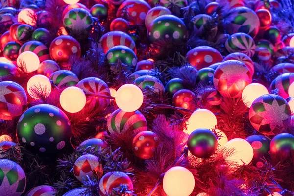 Рождественские Гирлянды Светятся Темноте Среди Ветвей Деревьев Безделушек — стоковое фото