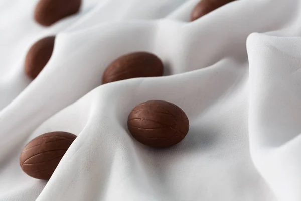 Chocolade Paaseieren Tussen Delicate Witte Gaas Stof Plooien Die Eruit — Stockfoto