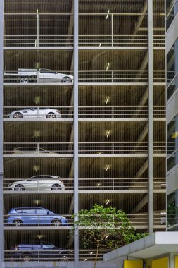 Arabalar Melbourne, Avustralya 'daki çok katlı otoparka park edilmiş.
