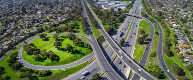 Mulgrave banliyösünde Monash çevre yolu ve Wellington karayolu kavşağı - hava panoramik manzarası