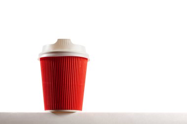 Fotokopi alanı olan tek kullanımlık kırmızı kahve fincanı.