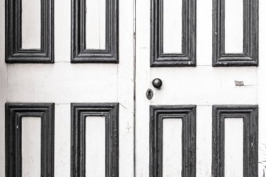 Köhne, eski, ahşap bir kapı. Siyah ve beyaza yakın.