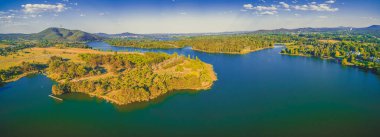 Canberra, Avustralya 'da Burley Griffin Gölü' nün geniş hava manzarası.
