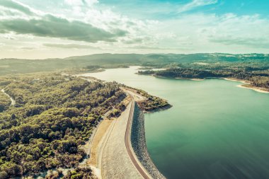 Melbourne, Avustralya 'da güneşli bir günde Cardinia Reservoir Gölü ve ormanı
