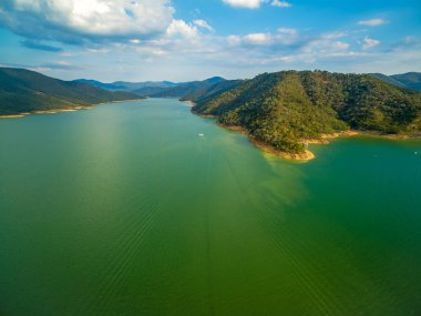Gün batımında Eildon Gölü kıyı şeridi tepelerinin havadan görüntüsü. Melbourne, Avustralya