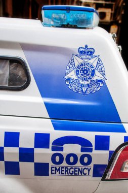 Melbourne, Avustralya - 29 Temmuz 2017: Üzerinde rozet ve acil durum numarası olan Victoria Polis aracının yakınlaştırılması